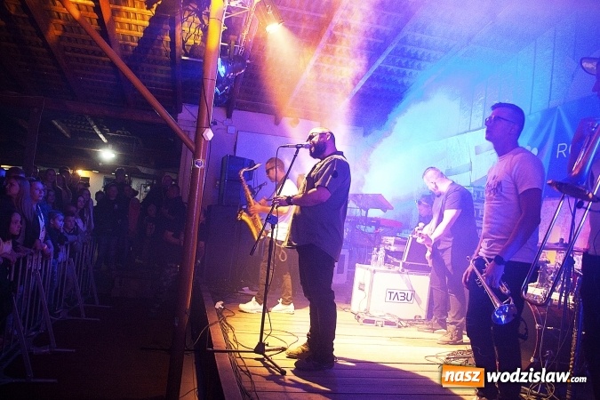 Zdjęcie w galerii na portalu naszwodzislaw.com: Mimo chłodu, atmosfera była gorąca! W Olzie powitano wakacje. Na scenie Tabu i Koniec Świata wiadomości z regionu