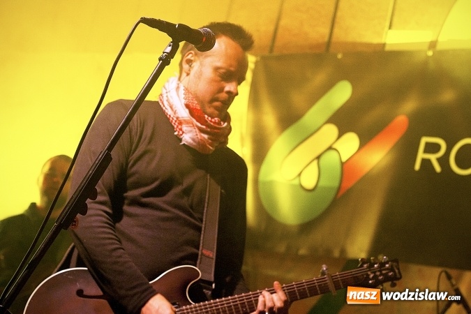 Zdjęcie w galerii na portalu naszwodzislaw.com: Mimo chłodu, atmosfera była gorąca! W Olzie powitano wakacje. Na scenie Tabu i Koniec Świata wiadomości z regionu