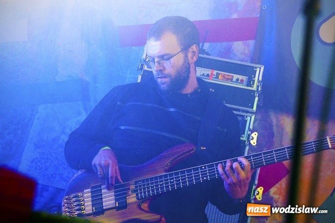 Zdjęcie w galerii na portalu naszwodzislaw.com: Mimo chłodu, atmosfera była gorąca! W Olzie powitano wakacje. Na scenie Tabu i Koniec Świata wiadomości z regionu