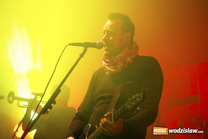 Zdjęcie w galerii na portalu naszwodzislaw.com: Mimo chłodu, atmosfera była gorąca! W Olzie powitano wakacje. Na scenie Tabu i Koniec Świata wiadomości z regionu