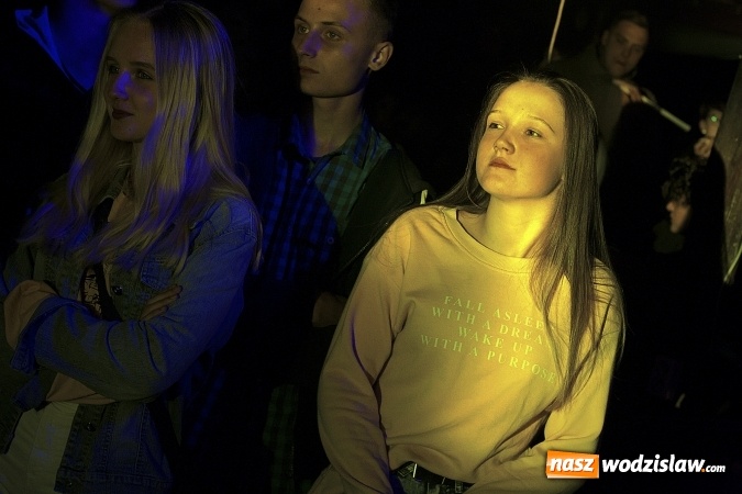 Zdjęcie w galerii na portalu naszwodzislaw.com: Mimo chłodu, atmosfera była gorąca! W Olzie powitano wakacje. Na scenie Tabu i Koniec Świata wiadomości z regionu