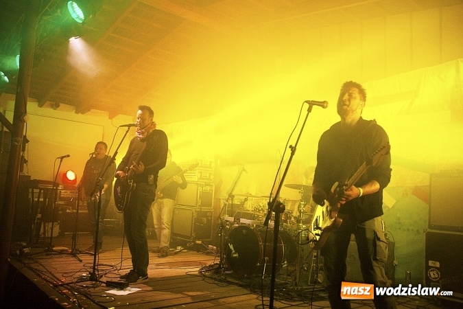 Zdjęcie w galerii na portalu naszwodzislaw.com: Mimo chłodu, atmosfera była gorąca! W Olzie powitano wakacje. Na scenie Tabu i Koniec Świata wiadomości z regionu