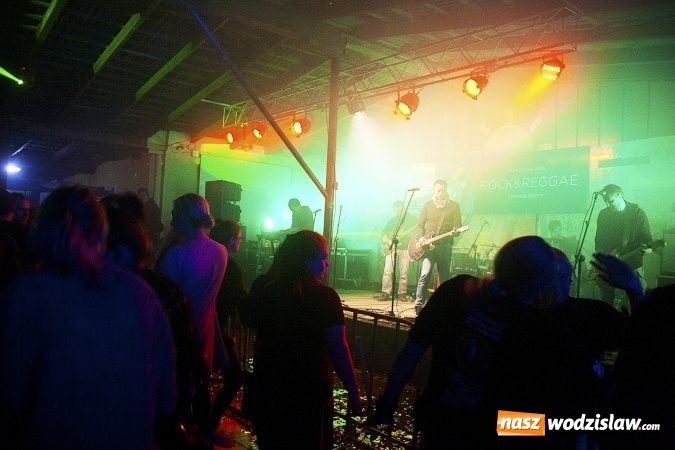 Zdjęcie w galerii na portalu naszwodzislaw.com: Mimo chłodu, atmosfera była gorąca! W Olzie powitano wakacje. Na scenie Tabu i Koniec Świata wiadomości z regionu