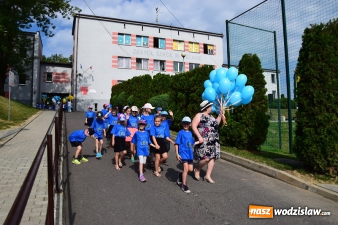Zdjęcie w galerii na portalu naszwodzislaw.com: Oficjalne otwarcie boiska sportowego przy Szkole Podstawowej w Mszanie wiadomości z regionu