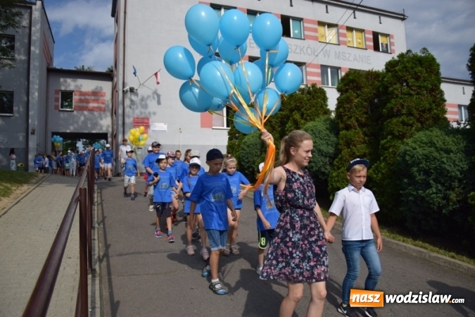 Zdjęcie w galerii na portalu naszwodzislaw.com: Oficjalne otwarcie boiska sportowego przy Szkole Podstawowej w Mszanie wiadomości z regionu