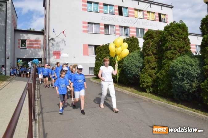 Zdjęcie w galerii na portalu naszwodzislaw.com: Oficjalne otwarcie boiska sportowego przy Szkole Podstawowej w Mszanie wiadomości z regionu