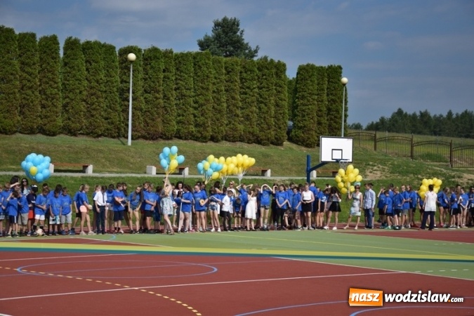 Zdjęcie w galerii na portalu naszwodzislaw.com: Oficjalne otwarcie boiska sportowego przy Szkole Podstawowej w Mszanie wiadomości z regionu