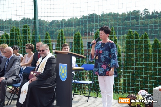 Zdjęcie w galerii na portalu naszwodzislaw.com: Oficjalne otwarcie boiska sportowego przy Szkole Podstawowej w Mszanie wiadomości z regionu