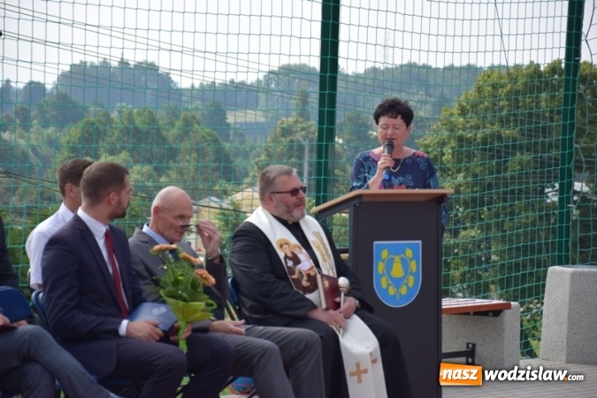Zdjęcie w galerii na portalu naszwodzislaw.com: Oficjalne otwarcie boiska sportowego przy Szkole Podstawowej w Mszanie wiadomości z regionu