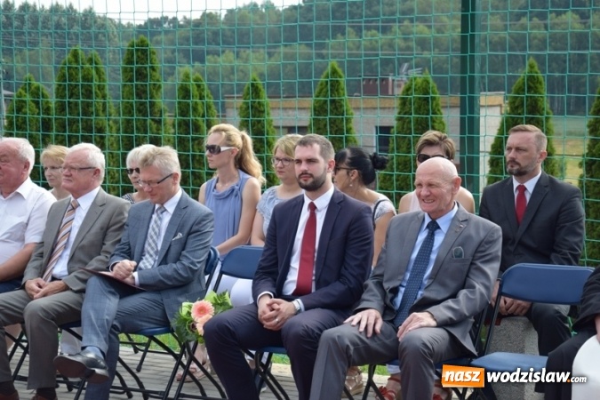 Zdjęcie w galerii na portalu naszwodzislaw.com: Oficjalne otwarcie boiska sportowego przy Szkole Podstawowej w Mszanie wiadomości z regionu