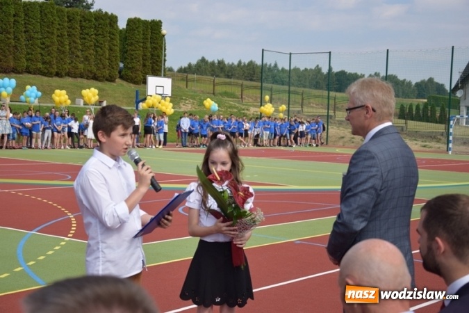 Zdjęcie w galerii na portalu naszwodzislaw.com: Oficjalne otwarcie boiska sportowego przy Szkole Podstawowej w Mszanie wiadomości z regionu