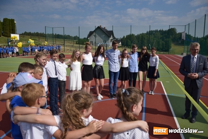 Zdjęcie w galerii na portalu naszwodzislaw.com: Oficjalne otwarcie boiska sportowego przy Szkole Podstawowej w Mszanie wiadomości z regionu