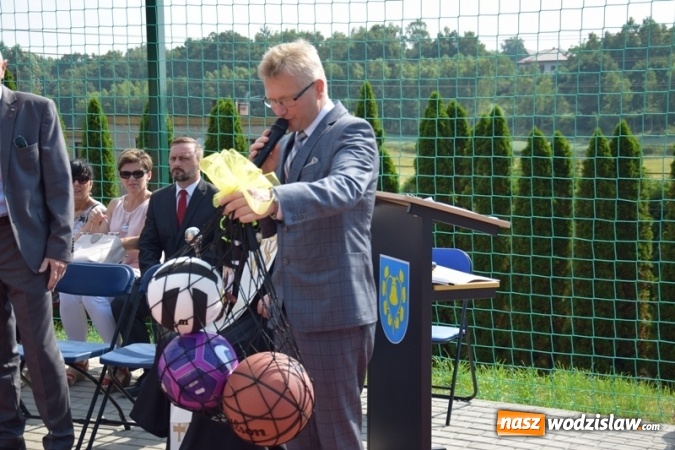Zdjęcie w galerii na portalu naszwodzislaw.com: Oficjalne otwarcie boiska sportowego przy Szkole Podstawowej w Mszanie wiadomości z regionu