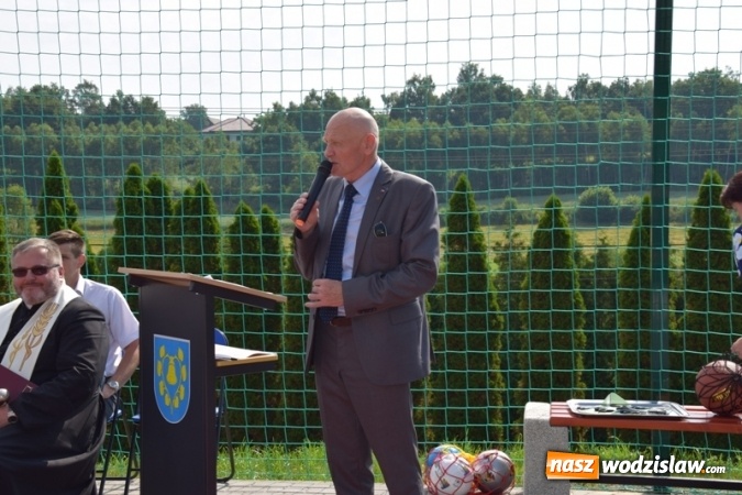 Zdjęcie w galerii na portalu naszwodzislaw.com: Oficjalne otwarcie boiska sportowego przy Szkole Podstawowej w Mszanie wiadomości z regionu