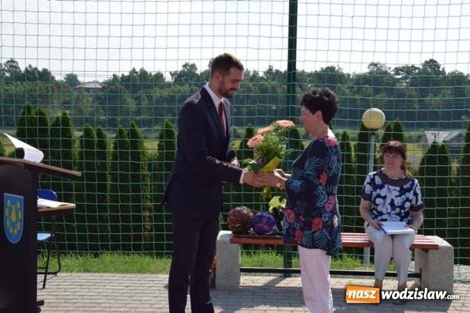 Zdjęcie w galerii na portalu naszwodzislaw.com: Oficjalne otwarcie boiska sportowego przy Szkole Podstawowej w Mszanie wiadomości z regionu