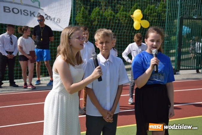 Zdjęcie w galerii na portalu naszwodzislaw.com: Oficjalne otwarcie boiska sportowego przy Szkole Podstawowej w Mszanie wiadomości z regionu