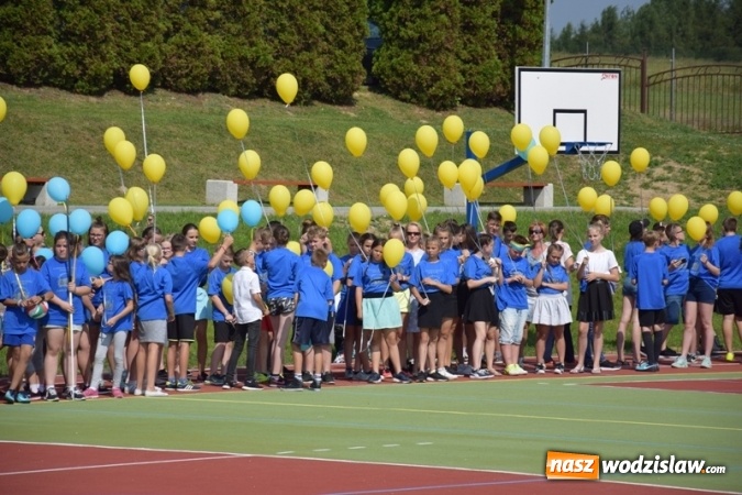 Zdjęcie w galerii na portalu naszwodzislaw.com: Oficjalne otwarcie boiska sportowego przy Szkole Podstawowej w Mszanie wiadomości z regionu