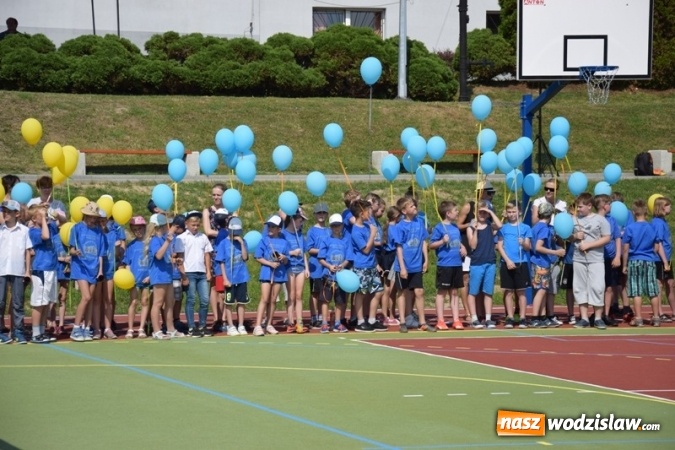 Zdjęcie w galerii na portalu naszwodzislaw.com: Oficjalne otwarcie boiska sportowego przy Szkole Podstawowej w Mszanie wiadomości z regionu