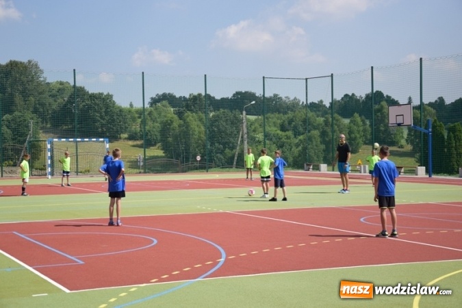 Zdjęcie w galerii na portalu naszwodzislaw.com: Oficjalne otwarcie boiska sportowego przy Szkole Podstawowej w Mszanie wiadomości z regionu