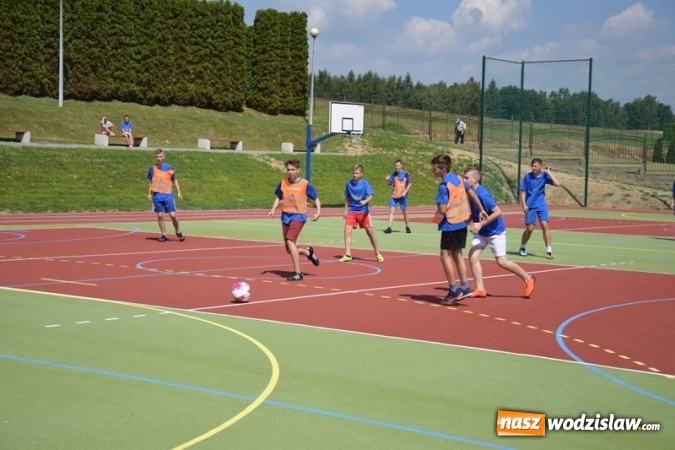 Zdjęcie w galerii na portalu naszwodzislaw.com: Oficjalne otwarcie boiska sportowego przy Szkole Podstawowej w Mszanie wiadomości z regionu