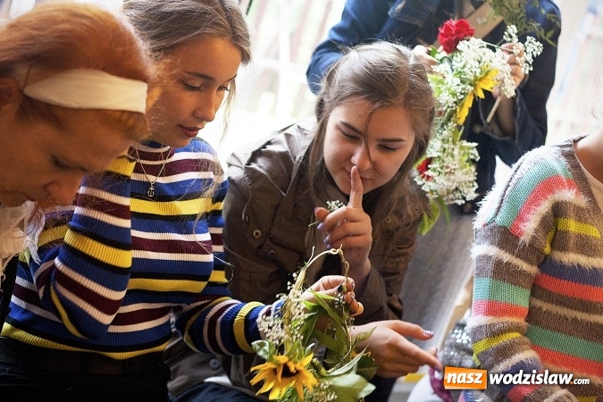 Zdjęcie w galerii na portalu naszwodzislaw.com: Pletli wianki i biesiadowali przy ognisku. Zorganizowano III Wodzisławską Noc Świętojańską wiadomości z regionu