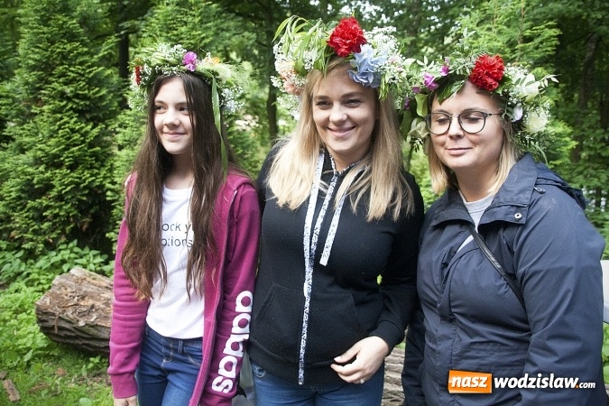 Zdjęcie w galerii na portalu naszwodzislaw.com: Pletli wianki i biesiadowali przy ognisku. Zorganizowano III Wodzisławską Noc Świętojańską wiadomości z regionu