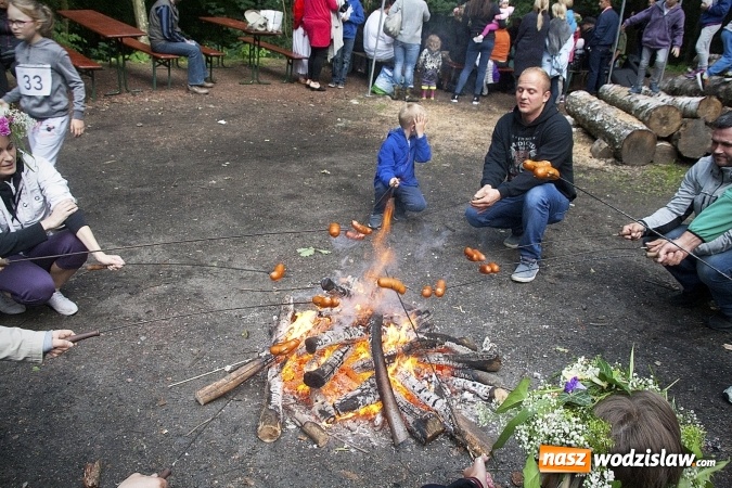 Zdjęcie w galerii na portalu naszwodzislaw.com: Pletli wianki i biesiadowali przy ognisku. Zorganizowano III Wodzisławską Noc Świętojańską wiadomości z regionu