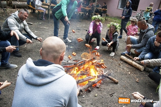 Zdjęcie w galerii na portalu naszwodzislaw.com: Pletli wianki i biesiadowali przy ognisku. Zorganizowano III Wodzisławską Noc Świętojańską wiadomości z regionu
