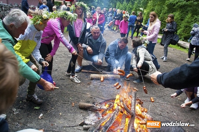 Zdjęcie w galerii na portalu naszwodzislaw.com: Pletli wianki i biesiadowali przy ognisku. Zorganizowano III Wodzisławską Noc Świętojańską wiadomości z regionu