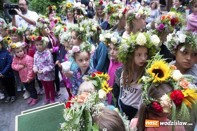 Zdjęcie w galerii na portalu naszwodzislaw.com: Pletli wianki i biesiadowali przy ognisku. Zorganizowano III Wodzisławską Noc Świętojańską wiadomości z regionu