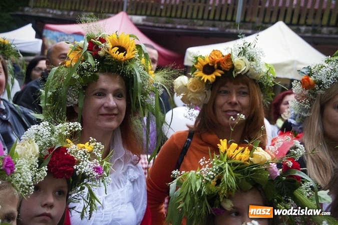 Zdjęcie w galerii na portalu naszwodzislaw.com: Pletli wianki i biesiadowali przy ognisku. Zorganizowano III Wodzisławską Noc Świętojańską wiadomości z regionu