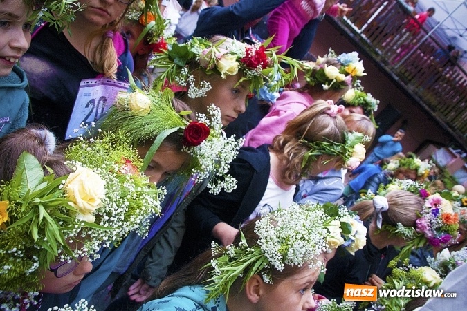 Zdjęcie w galerii na portalu naszwodzislaw.com: Pletli wianki i biesiadowali przy ognisku. Zorganizowano III Wodzisławską Noc Świętojańską wiadomości z regionu