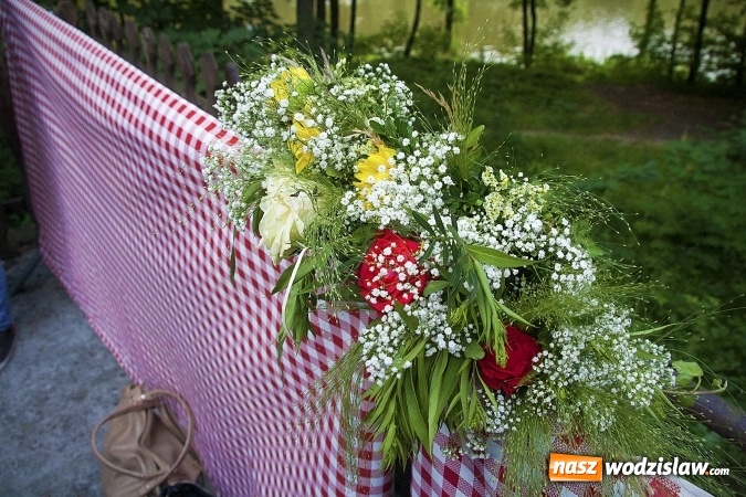 Zdjęcie w galerii na portalu naszwodzislaw.com: Pletli wianki i biesiadowali przy ognisku. Zorganizowano III Wodzisławską Noc Świętojańską wiadomości z regionu