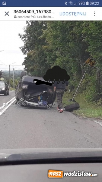 Zdjęcie w galerii na portalu naszwodzislaw.com: Dachowanie osobówki, dwie osoby w szpitalu  wiadomości z regionu