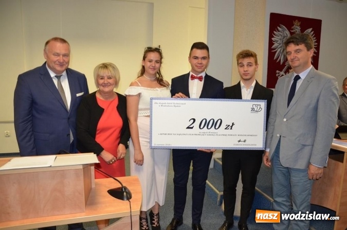 Zdjęcie w galerii na portalu naszwodzislaw.com: 6 tys. zł rozdano na nagrody. Powiat uhonorował trzy placówki  wiadomości z regionu