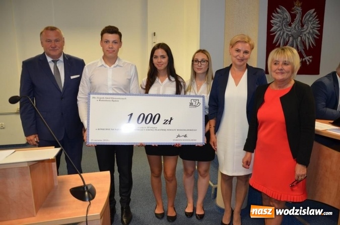 Zdjęcie w galerii na portalu naszwodzislaw.com: 6 tys. zł rozdano na nagrody. Powiat uhonorował trzy placówki  wiadomości z regionu