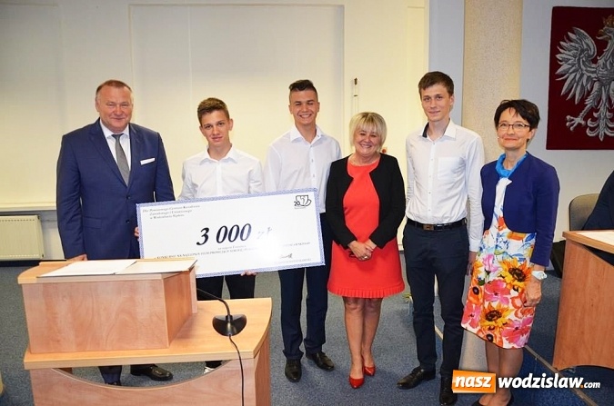 Zdjęcie w galerii na portalu naszwodzislaw.com: 6 tys. zł rozdano na nagrody. Powiat uhonorował trzy placówki  wiadomości z regionu