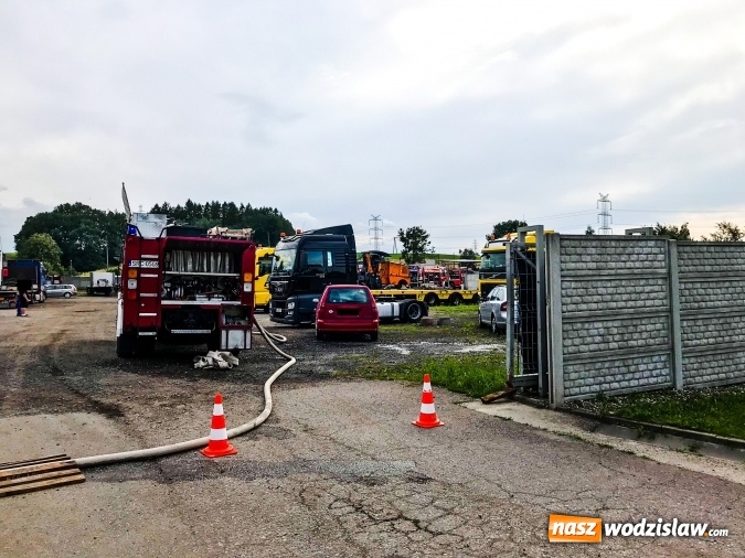 Zdjęcie w galerii na portalu naszwodzislaw.com: Pożar w bazie transportowej na trasie Rzuchów-Pszów wiadomości z regionu