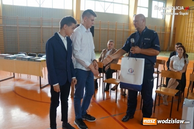Zdjęcie w galerii na portalu naszwodzislaw.com: Uczniowie nagrodzeni za filmy o uzależnieniach wiadomości z regionu