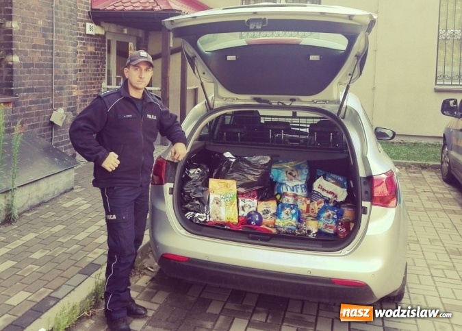 Zdjęcie w galerii na portalu naszwodzislaw.com: Dzielnicowi z Radlina zorganizowali zbiórkę karmy dla bezdomnych zwierząt wiadomości z regionu