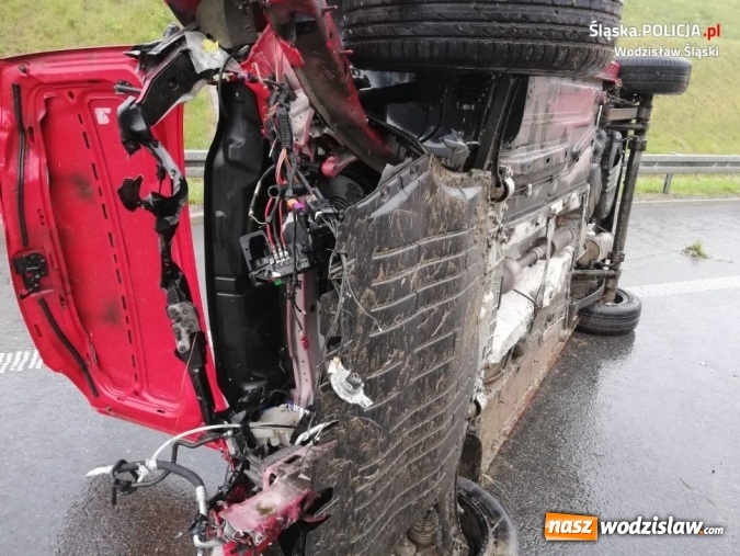 Zdjęcie w galerii na portalu naszwodzislaw.com: Mogło skończyć się tragicznie... To cud, że kierowca i pasażer wyszli cało z wypadku na autostradzie A1! wiadomości z regionu