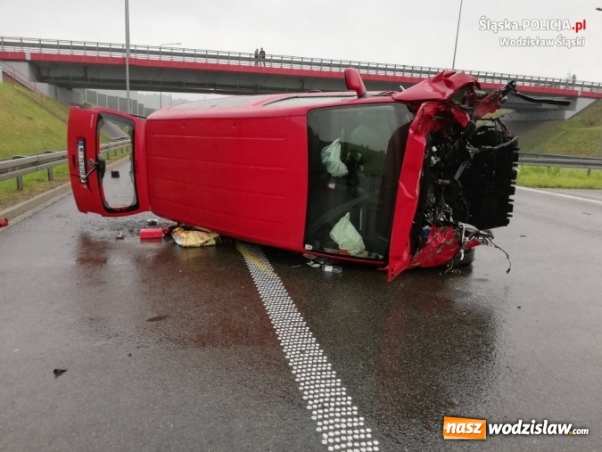 Zdjęcie w galerii na portalu naszwodzislaw.com: Mogło skończyć się tragicznie... To cud, że kierowca i pasażer wyszli cało z wypadku na autostradzie A1! wiadomości z regionu