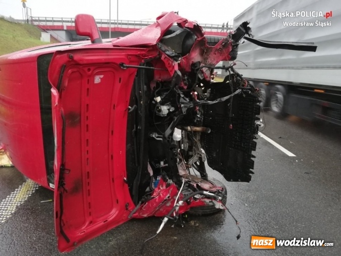 Zdjęcie w galerii na portalu naszwodzislaw.com: Mogło skończyć się tragicznie... To cud, że kierowca i pasażer wyszli cało z wypadku na autostradzie A1! wiadomości z regionu