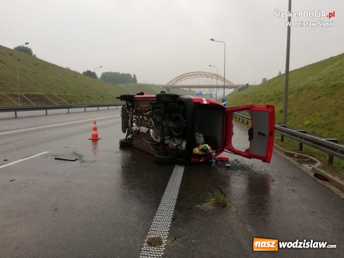 Zdjęcie w galerii na portalu naszwodzislaw.com: Mogło skończyć się tragicznie... To cud, że kierowca i pasażer wyszli cało z wypadku na autostradzie A1! wiadomości z regionu
