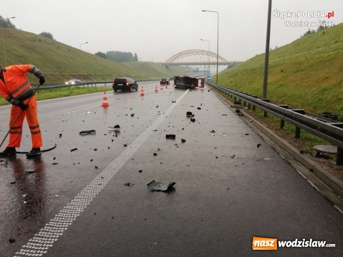 Zdjęcie w galerii na portalu naszwodzislaw.com: Mogło skończyć się tragicznie... To cud, że kierowca i pasażer wyszli cało z wypadku na autostradzie A1! wiadomości z regionu