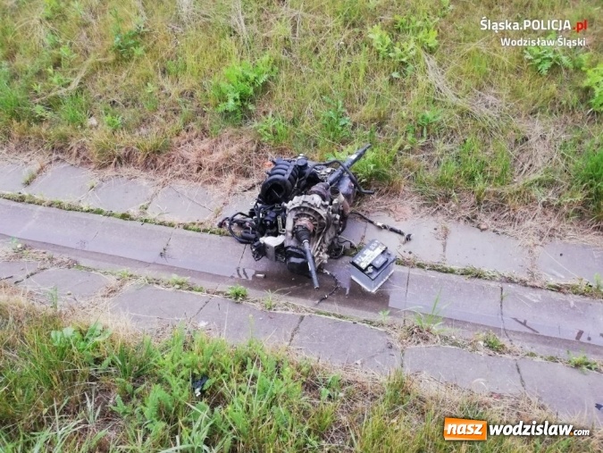 Zdjęcie w galerii na portalu naszwodzislaw.com: Mogło skończyć się tragicznie... To cud, że kierowca i pasażer wyszli cało z wypadku na autostradzie A1! wiadomości z regionu