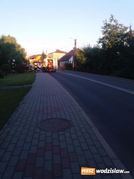 Zdjęcie w galerii na portalu naszwodzislaw.com: Zderzenie osobówki i motocykla w Radlinie. Nastolatek trafił do szpitala wiadomości z regionu