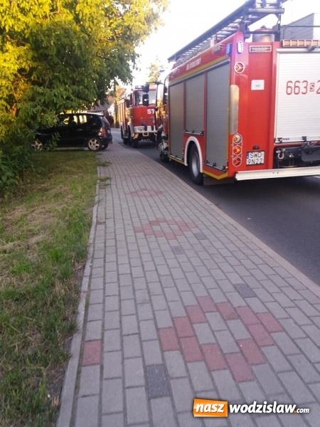 Zdjęcie w galerii na portalu naszwodzislaw.com: Zderzenie osobówki i motocykla w Radlinie. Nastolatek trafił do szpitala wiadomości z regionu