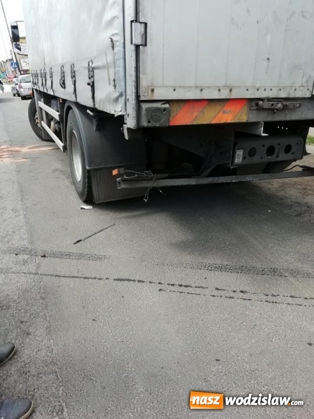 Zdjęcie w galerii na portalu naszwodzislaw.com: Osobowy matiz zderzył się z ciężarówką w Rydułtowach. Jeden z kierowców z urazem głowy trafił do szpitala wiadomości z regionu