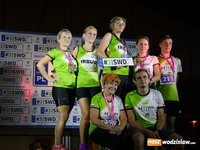 Zdjęcie w galerii na portalu naszwodzislaw.com: Rekordowy IV Nocny Bieg z Gwiazdami. Na starcie ponad 400 uczestników wiadomości z regionu